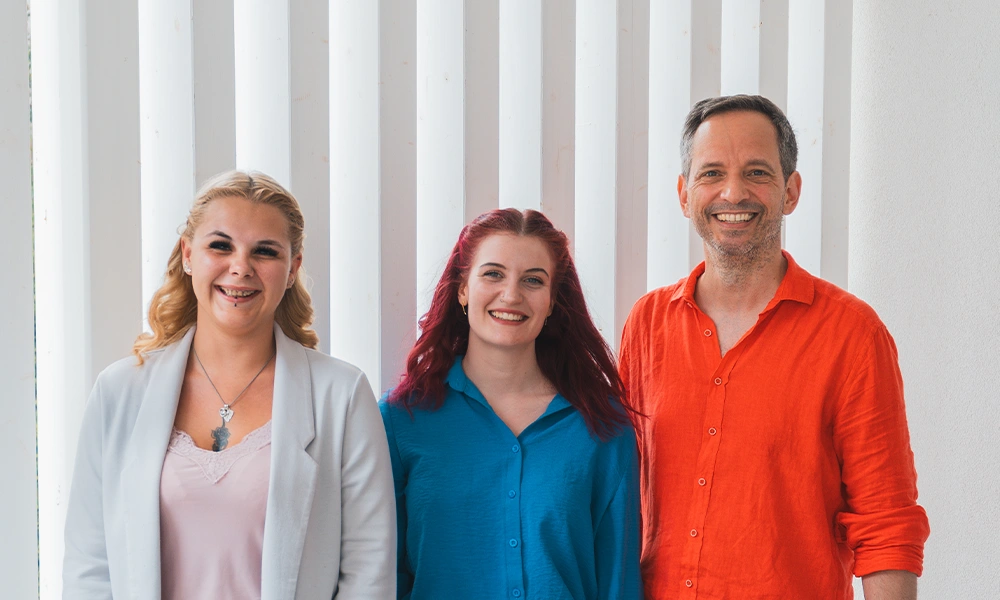 ueber-uns-team-versicherungsmakler-hubinger-mobil Versicherungsmakler Hubinger telefoniert am Handy, lächelt dabei