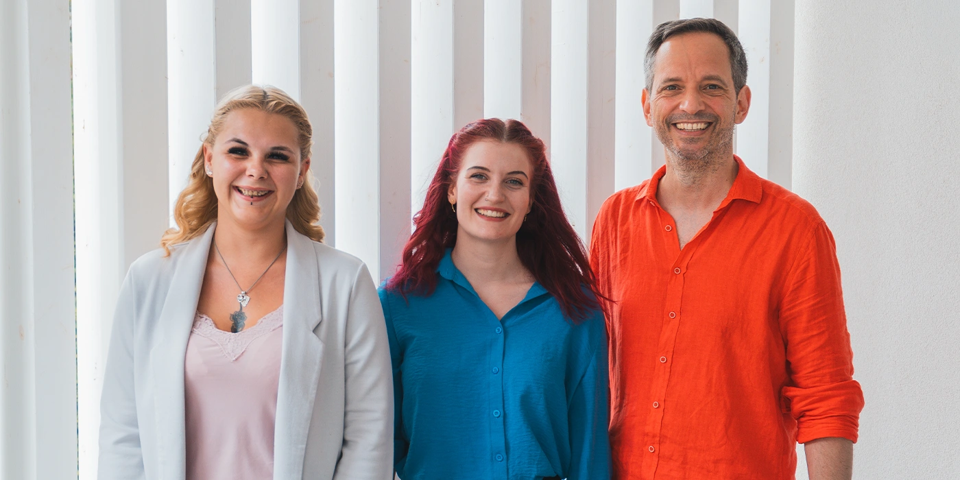 ueber-uns-team-versicherungsmakler-hubinger Versicherungsmakler Hubinger telefoniert am Handy, lächelt dabei